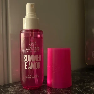 Parfym Sol de Janeiro Summer É Amor - Säljer en superfin parfym från Sol de Janeiro som heter Summer É Amor. Flaskan är rosa och genomskinlig med en vit spraypump. Perfekt för sommardagar när du vill känna dig fräsch och dofta gott. Flaskan är smidig att ta med i väskan.