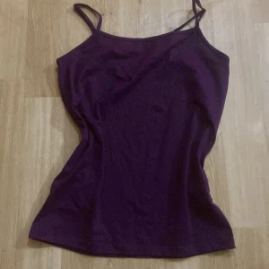 Vinröd linnetopp från Bik Bok - Säljer en snygg vinrött linnetopp från Bik Bok i storlek L. Toppen har smala axelband och är perfekt för sommardagar eller som ett lager under en tröja. Materialet är mjukt och stretchigt för en bekväm passform. Perfekt för både vardag och fest! 💜