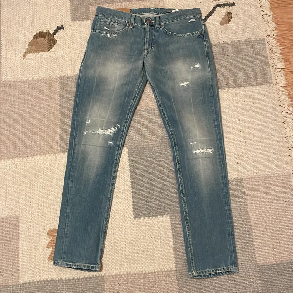 Säljer dessa dondup gerorge jeans i storlek 31. Sjukt feta med slitningar. Perfekta till hösten🍂Inga defekter. skriv om du har frågor.. Jeans & Byxor.