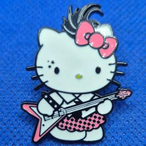 Pin Hello Kitty Rockar, mått på den är: 3.6×3.2cm. ✨️Titta igenom alla mina upplagda & köp fler saker i Bundle för att spara på frakten & få allt du köpt i ett & samma paket✨️ För att köpa med Bundle så får du först trycka i 