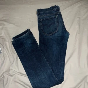 Blå jeans i bra skick - Säljer ett par klassiska blå jeans i bra skick. De har en normal passform och är perfekta för vardagsbruk. Jeansen har en traditionell femficksdesign och är tillverkade i slitstarkt denim. Perfekta för både höst och vår!