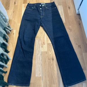 Hope rush denim, 28 - Säljer ett par snygga mörkblå jeans från Hope i storlek 28. De har en klassisk femficksdesign och knappar i gylfen. Perfekta för både vardag och fest! 