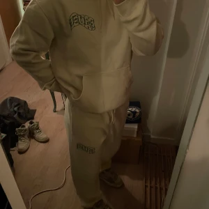 Pause Mjukisset S - Pause Mjukisset, dvs byxor och hoodie. Använd 3 gånger, mycket bra skick. Tjockt material. Storlek S. Unisex men köpt på herravdelningen. Stort tryck på ryggen