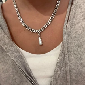 Silverhalsband med pärldroppe - Säljer mitt jättesnygga/Coola halsband från Maria Nilsdotter jätte bra skick och passar till allt och alla nypriset är 5995 ❤️🥰