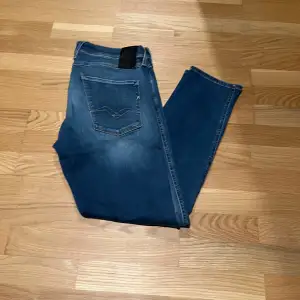 Tja, Säljer ett par snygga ljusblå jeans från Replay i modellen Anbass. Jeansen har en snygg tvätt och är i bra skick. W34 L30 Hör av er vid frågor! /Hugo