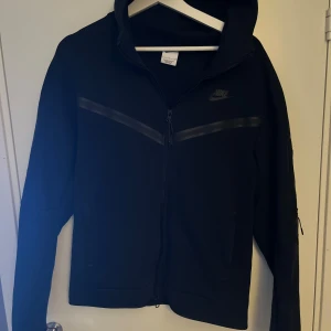 Nike tech - Säljer en svart Nike tech i extremt bra skick, endast använd 3 gånger. Perfekt för hösten, vintern och våren, eller när du bara vill chilla. Passar till både träning och vardag. Storleken är S. Skriv vid minsta fundering, priset är diskuterbart vid snabb affär