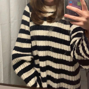 Randig stickad tröja - Säljer en supermysig randig stickad tröja i svart och beige. Den har en loose passform och långa ärmar, perfekt för höst och vinter. Jag har i vanliga fall xs och har denna i L, så passar alla brons på hur tajt löst man vill den ska sitta❤️