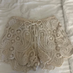 Spets shorts 💕 - Spets shorts i storlek M, säljer då jag har flera andra 💕