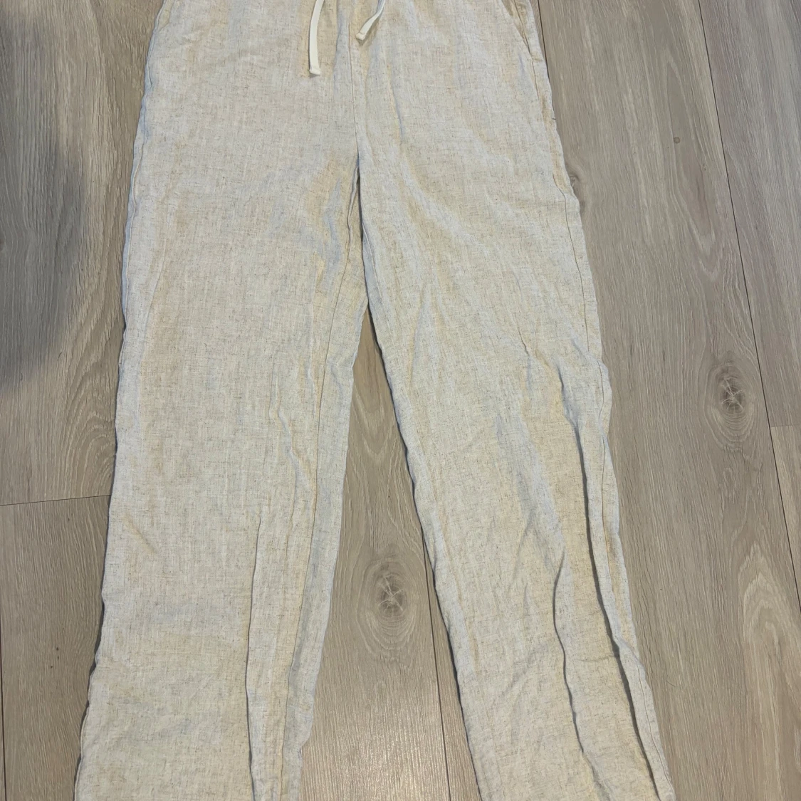 Beige linnebyxor  med snörning GRUNT 