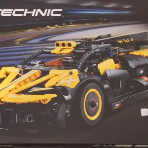 Säljer en LEGO Technic Bugatti Bolide byggsats, modellnummer 42151. Denna coola bil är i svart och gult med realistiska detaljer och är perfekt för alla som älskar bilar och teknik. Passar för åldrar 9 och uppåt. Perfekt för byggentusiaster och samlare!