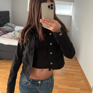 Svart croppad jacka - Säljer en svart croppad jacka i mycket bra skick. Den har en stilren design med knappar framtill och långa ärmar. Perfekt för höst och vår när du vill ha en lätt och snygg look. 🩷🩷