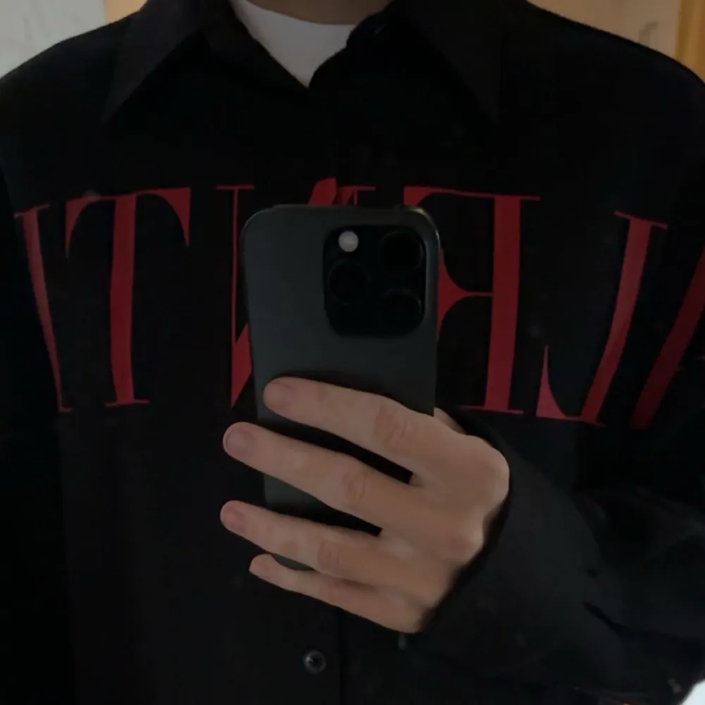 Säljer en oversized Valentino skjorta i storleken L/XL.  Nypris: 15 000 kr                                                                 Kvitto finns ej kvar. Skjortor.