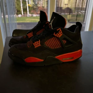 Jordan 4 red thunders - Tja, säljer ett par Jordan 4 red thunders i storleken 42,5 men passar även de som bär storleken 43 o 42. Tyvärr så hade de gått sönder på backtaben men syd tillbaka de har också någon slitning vid hälen typ men perfekta nu på hösten o till vintern. Skick ca 6/10🙌(obs box ingår ej är slängd för länge sen)