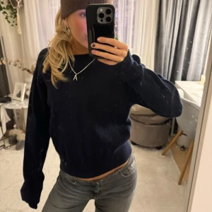 Mörkblå stickad tröja - Säljer en mysig mörkblå stickad tröja som passar till allt! Så skön och snygg passform❣️❣️