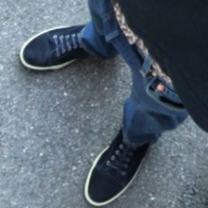 Marinblåa lanvins med mocka  - Säljer ett par snygga matinblåa lanvins  i bra skick. De har en vit sula och klassisk snörning. Perfekta för vardagsbruk och passar till det mesta i garderoben. Skorna är bekväma och stilrena, idealiska för både vår och höst.