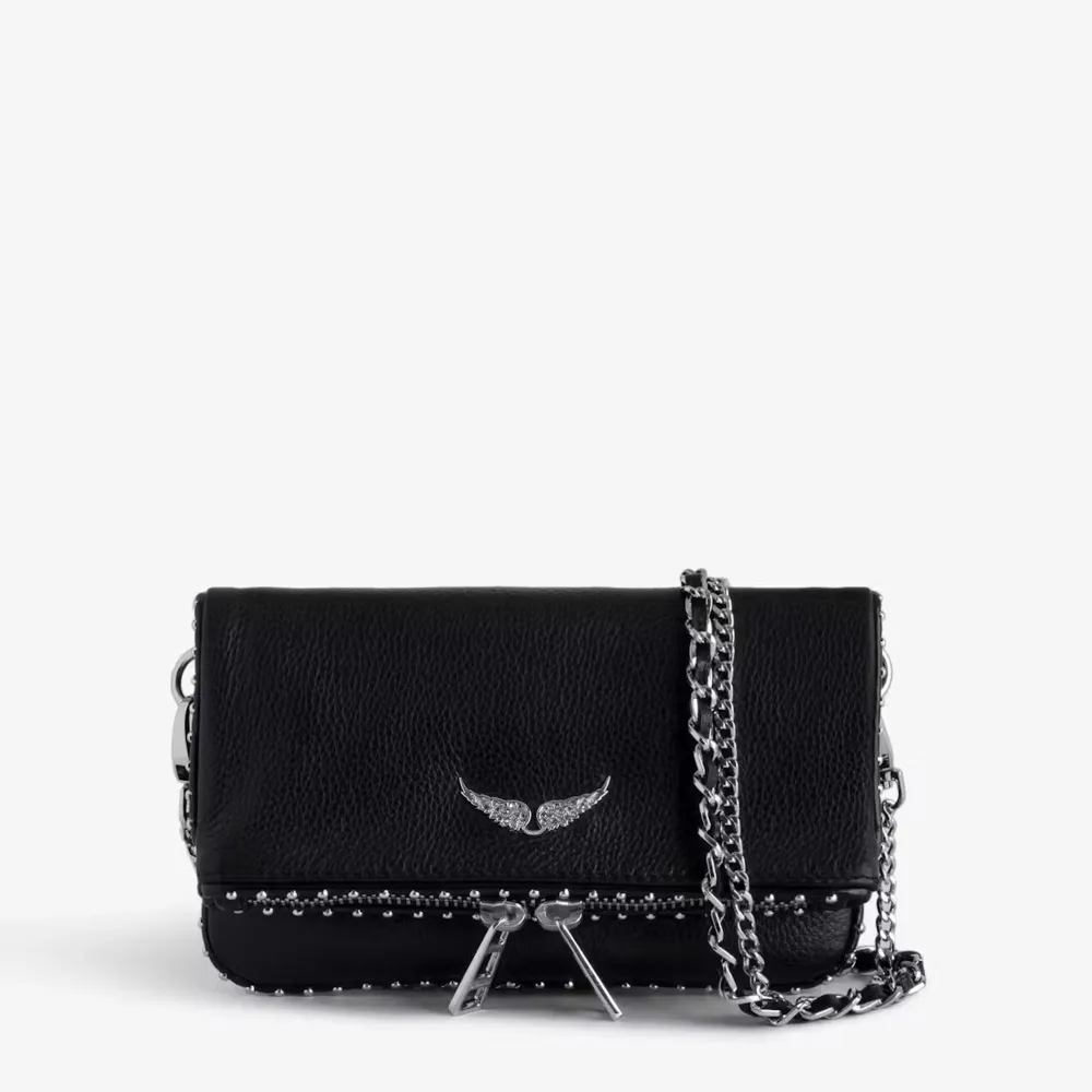 Zadig väska som inte har används mycket🩷modellen är rock nano studs clutch och nypris är 2800kr. Väskor.