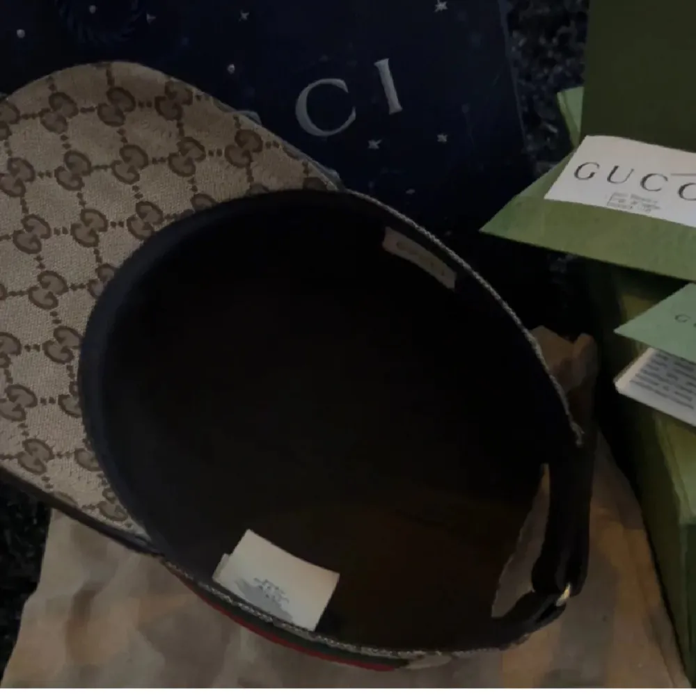 Beige Gucci keps storlek M, sparsamt använd inga blekningar eller andra fläckar. Kvitto finns och följer med samt påse. Nypris 5650kr mitt pris 3500kr. Accessoarer.