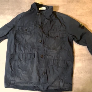 Stone Island Overshirt - En fin Stone island overshirt Användt 2-3 gånger Fint skick köpt på nk storlek L men väldigt liten i storleken så Passar M Perfekt Hör av er om ni har några frågor eller om ni vill ha mer bilder🍾