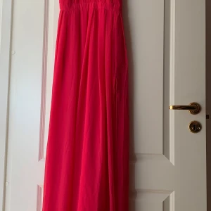 Klänning - Jätte fin Klänning från NLY EVE i storlek XS,den har slits i sidan & är halterneck.