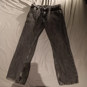 Grå jeansbyxor från Vailent - Säljer ett par grå jeansbyxor från Vailent i storlek M. Byxorna har en klassisk straight passform och är i bra skick. Perfekta för vardagsbruk med en stilren look. De har en förbättringssyning på ena benet men syns knappt. Säljes då dem är för stora för mig.