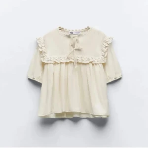 Blus från Zara  - Säljer en populär blus från Zara i väldigt fint skick💕Säljer då den inte kommer till användning!