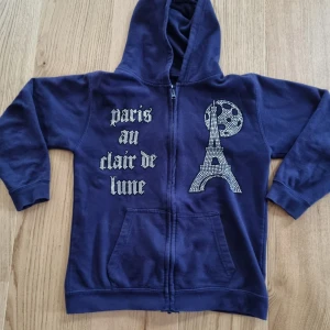 Marinblå rhinestone zip up hoodie, bling lucid - Säljer en snygg bling lucid marinblå zip up hoodie med fina silvriga rhinestones. Hoodien är köpt för 800kr. 