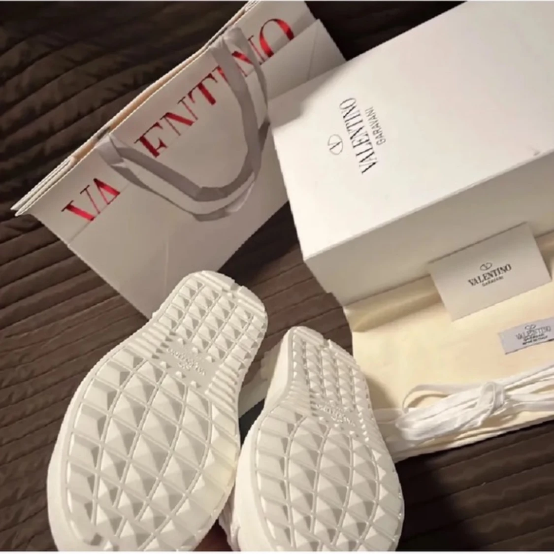 Valentino Garavani sneakers i vitt och blått - 90