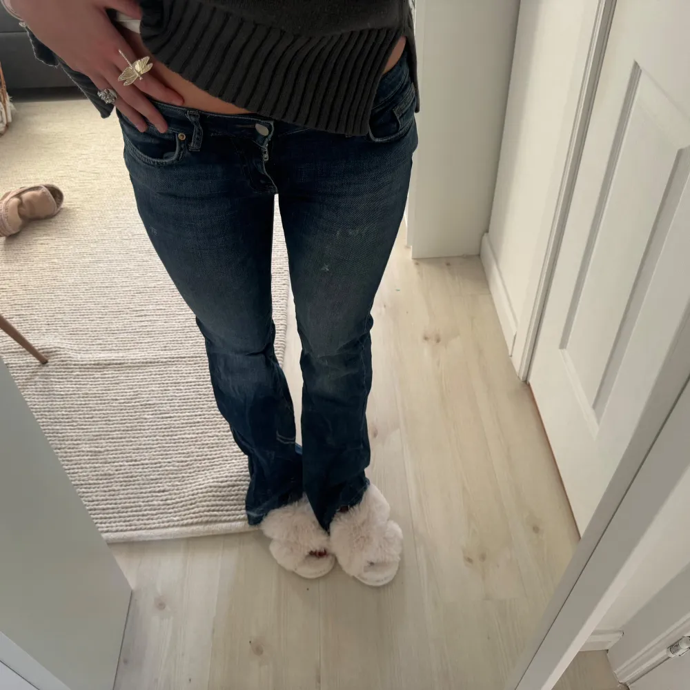 Säljer mina så perfekta onlyjeans!! as nice wash med perfekt bootcut!! lågmidjsde😚😚🤗💕 Nästan oanvända därav priset❤️ (Går såklart att disskutera)😚😚😚(W27 och längd 34)❤️. Jeans & Byxor.