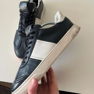 Valentino Flycrews 🔥 - Valentino Flycrews i en marinblå färg med läder | Skick: 8,5/10 | Nypris: 9000kr, mitt pris: 2799kr | Inget og medföljer | Strlk: 40 | Garanterat äkta ✅| Priset är diskuterbart 💸|  Mvh Wille