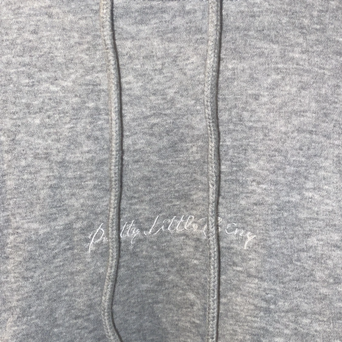 Grå hoodie från PrettyLittleThing - 92