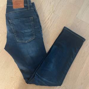 Säljer ett par mörkblåa Jack&Jones jeans i strl 28/30. Använda fåtal gånger, i perfekt skick! Hör av er vid frågor!