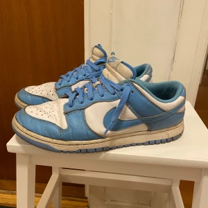 🔵Nike dunk UNC 🔵 - Säljer dem på grund av att jag har köpt nya. De är i ganska dåligt skick fast nypris på StockX ligger på runt 3000 kr. Kontakta mig gärna ifall du har några frågor, vill ha fler bilder eller ifall du har något byte.