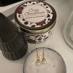 Guldörhängen med pärlor - Snygga guldörhängen med vita pärlor som hänger ner. Perfekta för att ge en elegant touch till din outfit. Passar bra till både vardag och fest. Enkla men stilrena, dessa örhängen är ett måste i smyckesamlingen.