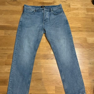 Blå jeans från Neuw - Säljer ett par snygga blå jeans från Neuw i bra skick. De har en klassisk femficksdesign och en knappgylf. Perfekta för både vardag och fest!🎉. Helt nya aldrig använda Neuw jeans studio relaxed. Tar emot byten. Bara att skriva ifall man har frågor eller vill ha mer bilder😃