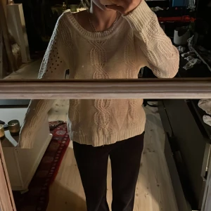 Vit stickad tröja med öppen rygg - Superfin vit stickad tröja med snyggt flätmönster och öppen ryggdetalj. Perfekt för höst och vår! Den har långa ärmar och en avslappnad passform. Passar både till vardags och lite festligare tillfällen. 🧶✨