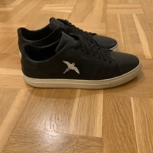 Arigato skor - Säljer nu mer tvärfeta arigato skor! Skorna är i väldigt bra skick 8,5/10. Jag säljer skorna då de inte kommer till använding. Hör av er vid fler frågor eller funderingar 