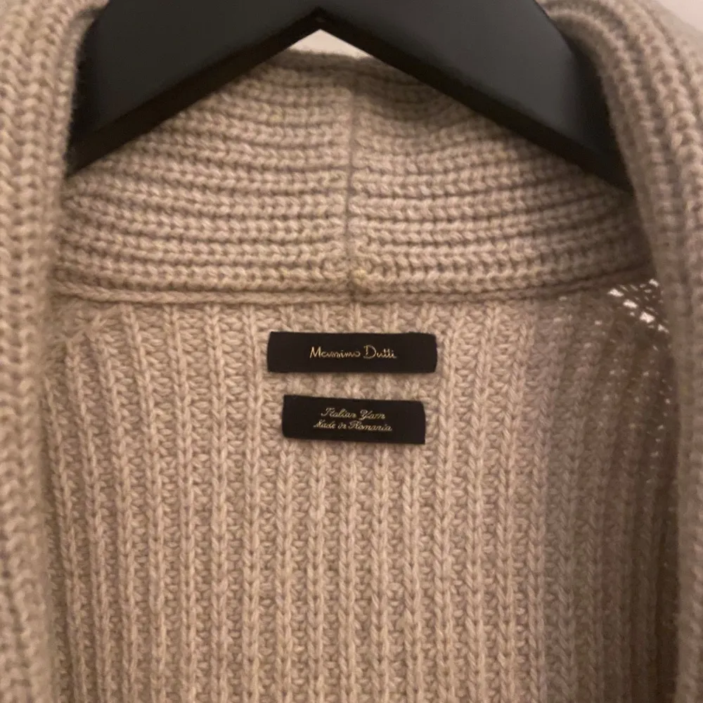 Säljer en snygg och riktigt bekväm cardigan från Massimo Dutti i perfekt skick. Den har en stilren design med knappar framtill och en mysig krage. Perfekt för kyliga höst- och vinterdagar. Vid frågor och funderingar finns vi här!😀. Tröjor & Koftor.