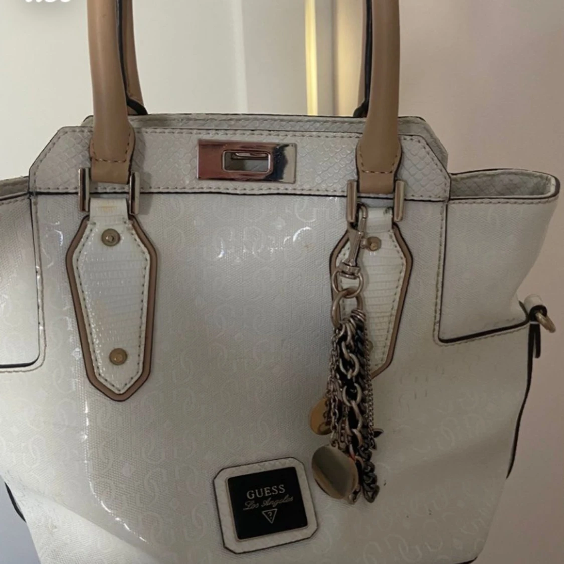Vit handväska från Guess - 91