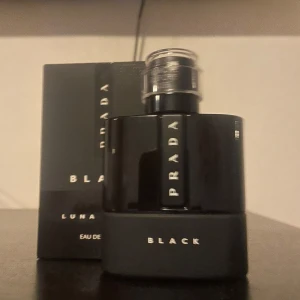 Prada Luna Rossa Black Eau de Parfum - Säljer en Prada black 47/50ml kvar, presentation medföljer!🙂Byter gärna med någon annan parfym :)