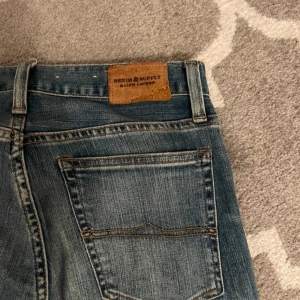 Jeans från Ralph Lauren - Säljer ett par snygga jeans från Denim & Supply Ralph Lauren. De är blå med och bootcut, i storlek W28 och ungefär L33-34