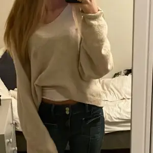 Mysig beige stickad tröja med långa ärmar. Perfekt för kyliga dagar och ger en avslappnad look. Passar bra till jeans eller kjol. Perfekt för höst och vinter!