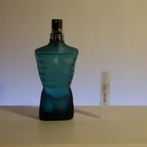 Säljer en 2ml sample av Jean Paul Gaultier le male eau de toilette. Läs Plickbeskrivning. Säljer många sampels i olika storlekar, bara att gå in på min sida.