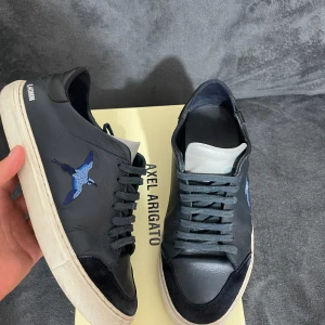 Axel arigatos - Extremt feta arigatos i storlek 41 men kan även passa 42 bra, säljer då dem har varit på hyllan i ett tag. Nästan som nya 9/10 skick, inga  defekter. Nypris går för 2500kr. Pris går att diskutera