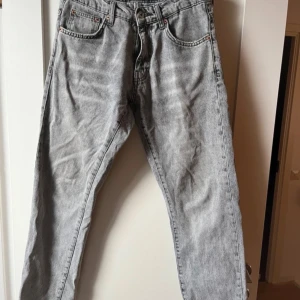 Grå jeans från Woodbird - Säljer ett par snygga grå jeans från Woodbird eftersom jag har växt ur dom. Storlek W28 och L30. Bekväm passform. Perfekta för både vardag och fest! Pris går diskutera vid snabb affär!