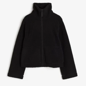 Svart teddyjacka - Mysig svart teddyjacka med dragkedja från h&m💞 den är slutsåld på hemsidan och storleken är S