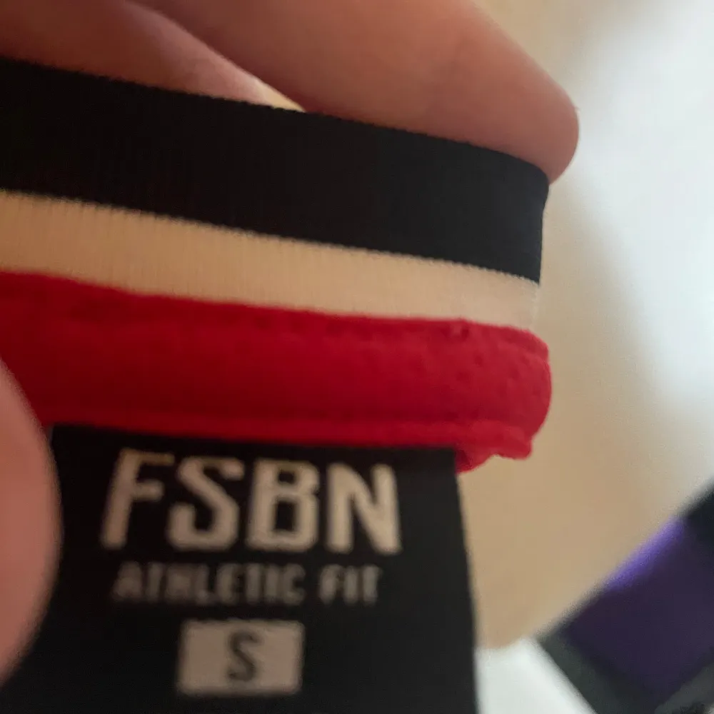 Säljer ett snyggt rött basketlinne från FSBN med 'Chicago' och nummer 8 tryckt på framsidan. Linnet har svarta och vita detaljer.. Sportswear.