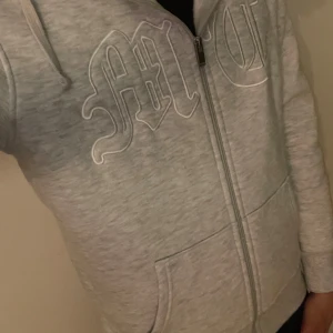 Tuttolente hoodie  - Jag säljer denna tvär feta gråa tuttolente zip hoodie. Tröjan är i väldigt bra skick 9/10 Inga tecken på användning. Tröjans nypris är ungefär 1000kr. Pris kan diskuteras vid snabb affär. Modellen är 185cm och tröjan passar folk mellan 175-185 cm