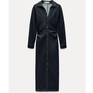 Mörk jeansklänning med knappar - Snygg mörk figursydd jeansklänning med långa ärmar och knappar hela vägen ner. Perfekt för en stilren på hösten. Klänningen har en klassisk krage och en smickrande passform.