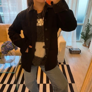 Svart jacka/overshirt - Säljer en svart overshirt från 157 i 100% bomull. Den har en klassisk krage och knappar framtill. Perfekt för höst och vår, med en normal passform som funkar till det mesta. Grym att ha över en tröja eller som tunn jacka. Storlek S men sitter ungefär som en oversized M