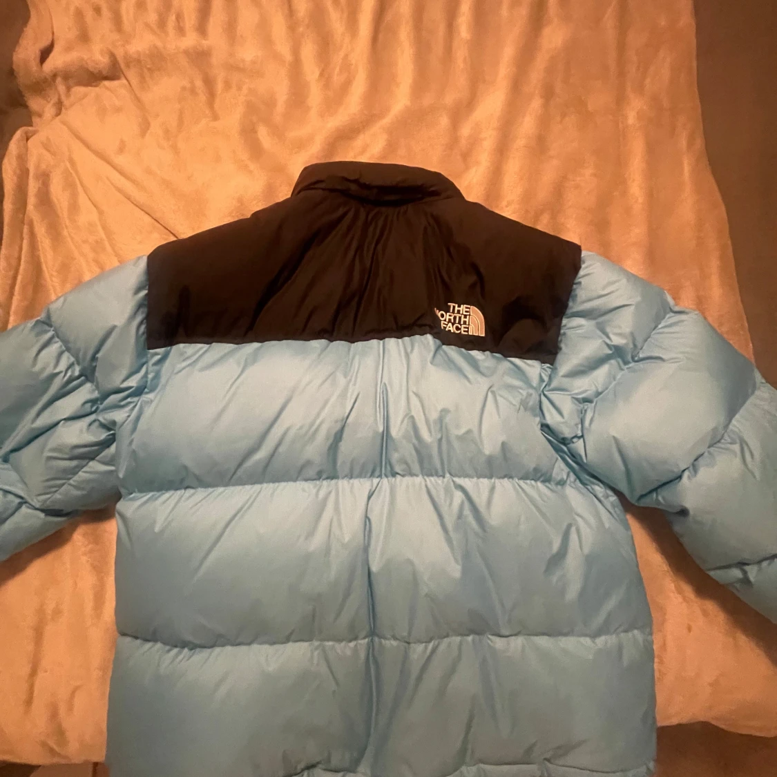 Blå pufferjacka från The North Face - 90